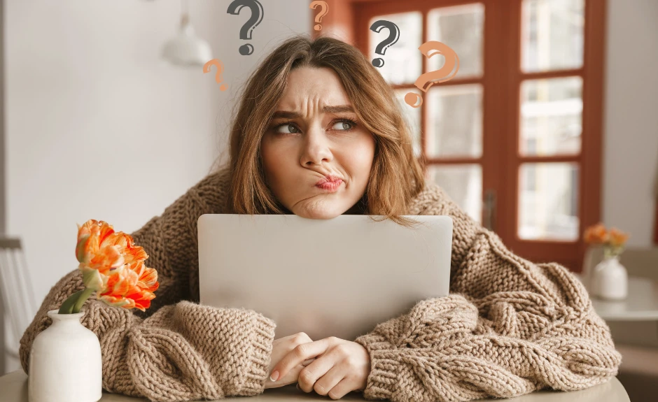 Frau umarmt ihren Laptop und schaut verzweifelt mit dem Kopf über den Bildschirm gelehnt. Über ihr schweben Fragezeichen.