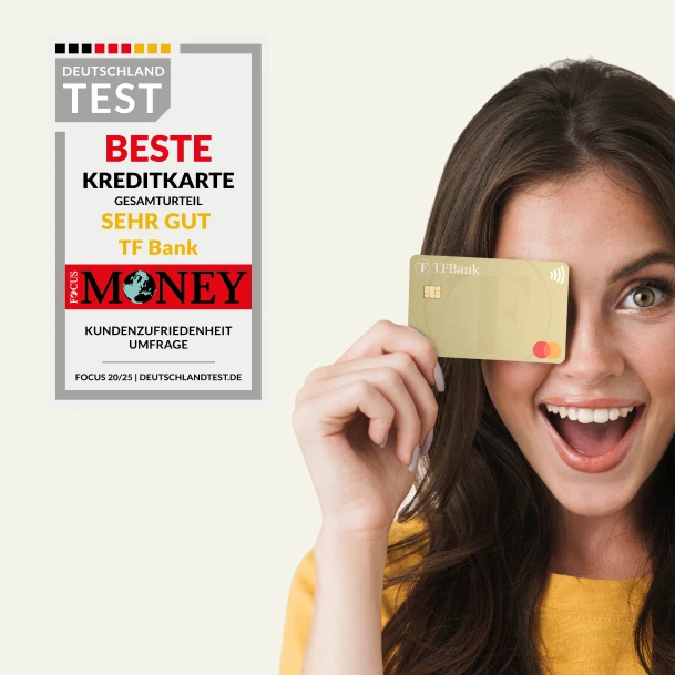 Frau schaut lächelnd und aufgeregt in die Kamera und verdeckt ein Auge mit der TF Mastercard Gold. Links daneben ist ein Siegel mit "Beste Kreditkarte" abgebildet.