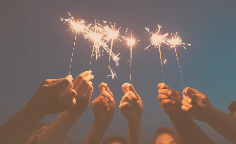 Hände mit Wunderkerzen 