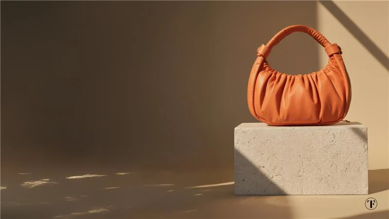 Orangene Tasche auf einem Marmorblog
