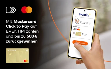 Frau hält ein Smartphone in der Hand, wo man sieht, wie die TF Mastercard Gold dank Mastercard Click to Pay schnell hinterlegt werden kann