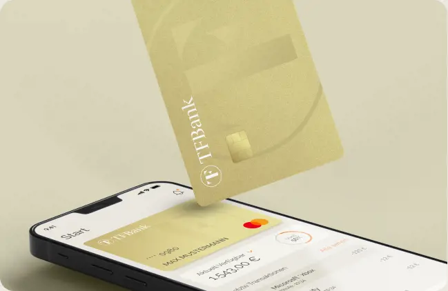 TF Bank App wird auf einem Smartphone angezeigt. Auf dem Handy steht die TF Mastercard Gold auf einer Ecke.