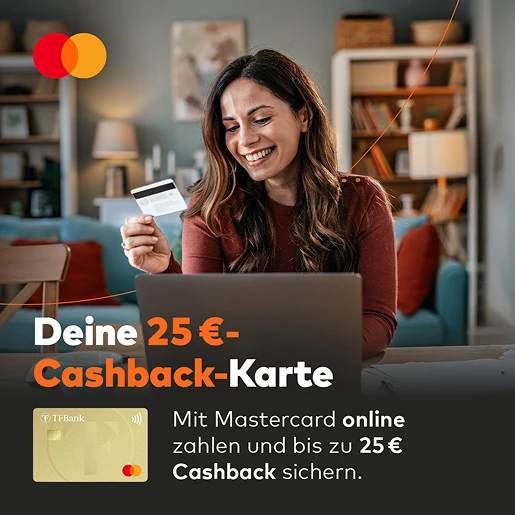 Frau hält glücklich Ihre Kreditkarte in der Hand, um Online-Zahlungen durchzuführen und 25 EUR Cashback zu erhalten