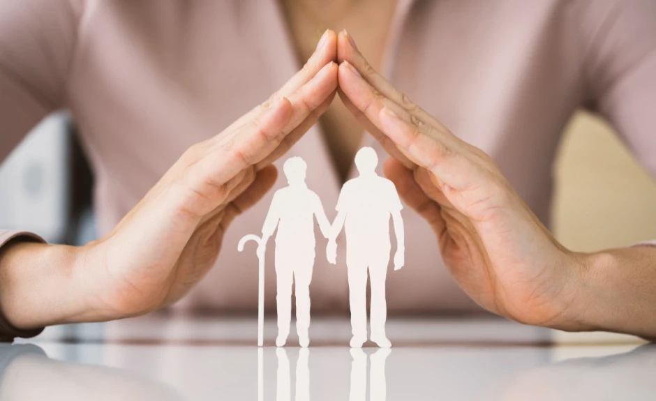 Frau bildet mit Händen ein Dach auf dem Tisch. Darunter sind zwei Personen Icons abgebildet.