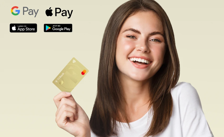 Eine lächelnde Frau hält hält die TF Mastercard Gold in der Hand und schaut in die Kamera. Im Hintergrund ist das Google Pay und das Apple Pay Logo angebildet.