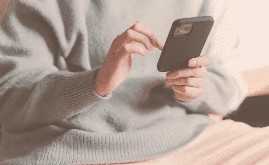 Mann hält Handy und scrollt