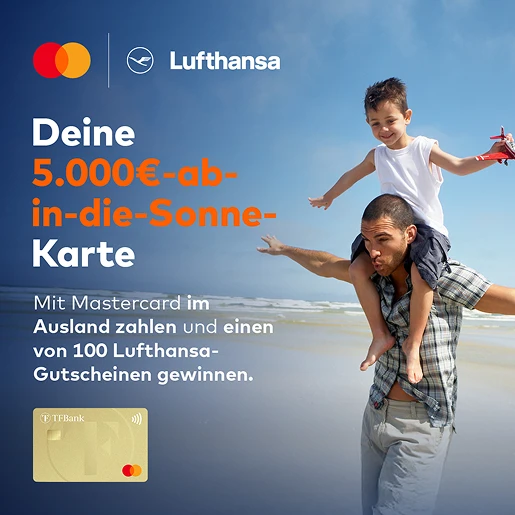 Vater und Kind laufen am Strand entlang. Bild hat Aufschrift "Deine 5.000€-ab-in-die-Sonne-Karte.
