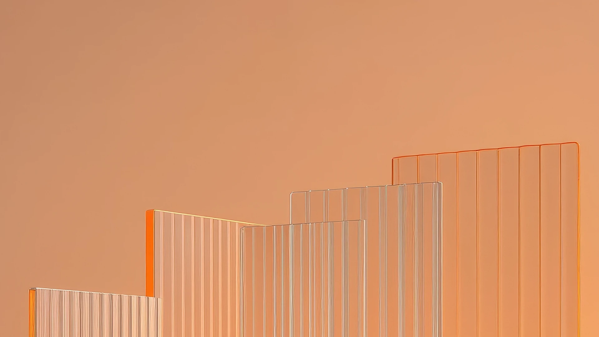 gestaffelte Glastribühne vor orangem Hintergrund