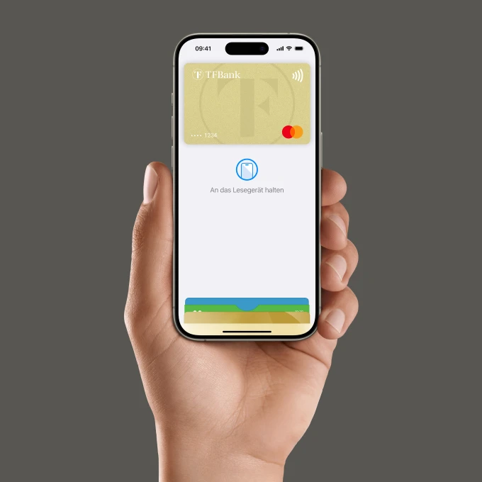 Eine Hand, die ein iPhone hält, auf dem ApplePay sichtbar ist