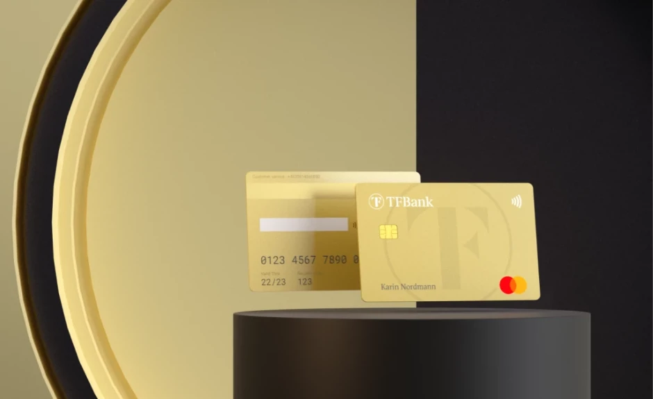 Tf Mastercard Gold Vorderseite und die Rückseite werden auf einer schwarzen Säule präsentiert.