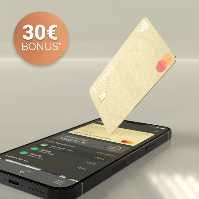 Iphone mit TF Bank Mobile App Hauptmenü und 30 € Bonus Hinweis. Die TF Mastercard Gold lehnt über dem Smartphone.