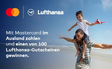 Bild mit Mann, der seinen Sohn auf den Schultern trägt. Kind hält ein kleines Spielzeug Flugzeug in der Hand. Zu sehen ist das Mastercard Logo in Kombi mit Lufthansa.