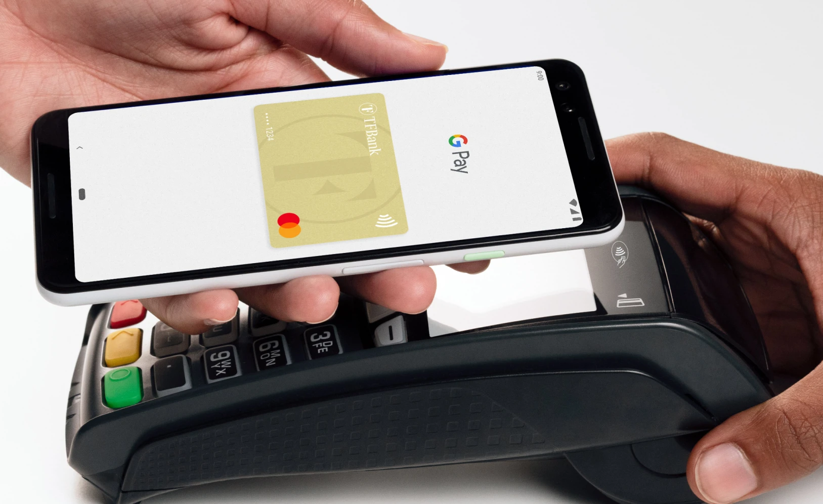 Hand mit Smartphone nutzt mobiles Bezahlen via Google Pay am Kartenterminal 