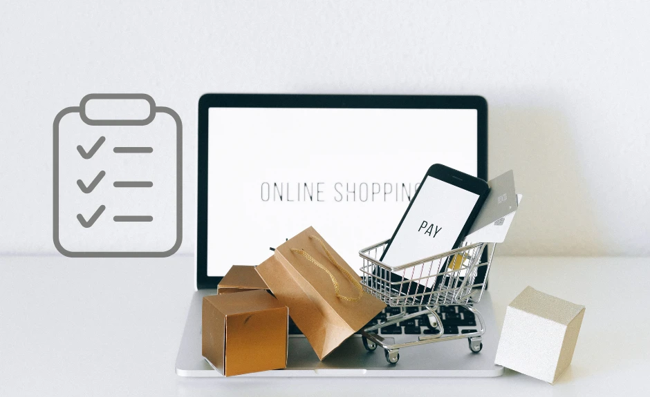 Aufgeklappter Laptop mit Schrift "Online Shopping" auf dem Screen. Auf dem Laptop Keyboard sind kleine Einkaufstüten und ein kleiner Einkaufswagen mit einem Smartphone und Karten zu sehen. Links ist eine Checkliste als Icon abgebildet. 