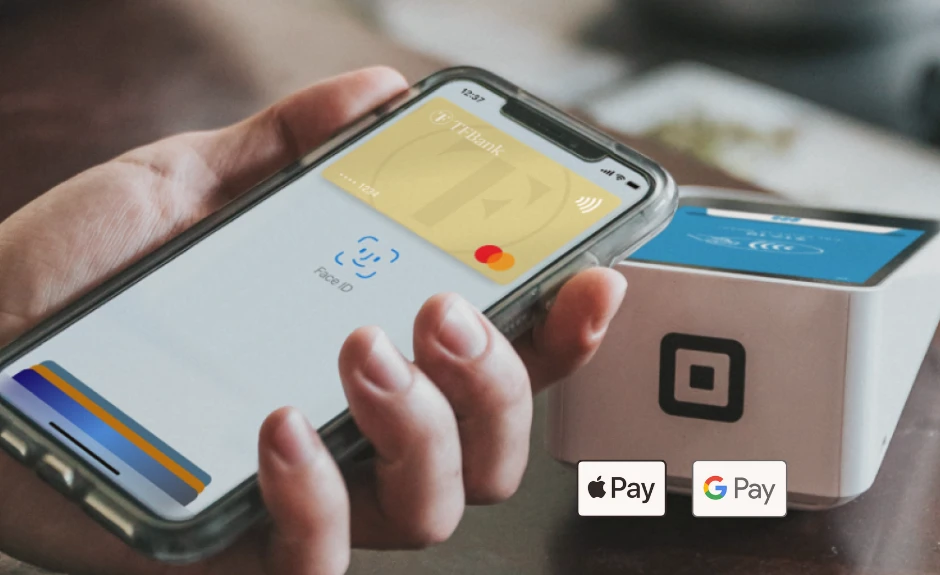 Ein Smartphone mit hinterlegter TF Mastercard Gold im Apple Pay Menu wird an ein Kartenlesegerät gehalten.