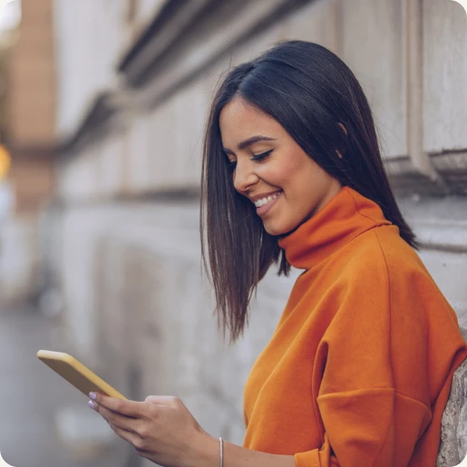 Eine Frau hält ein Smartphone