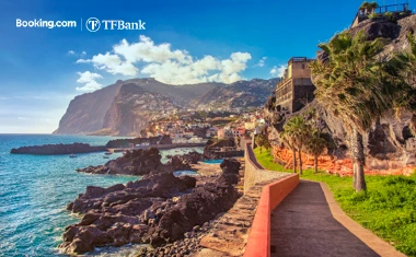 Booking.com TF Bank Vorteilsclub Angebot: Blick auf Urlaubsdestination mit Bergen und Wasser