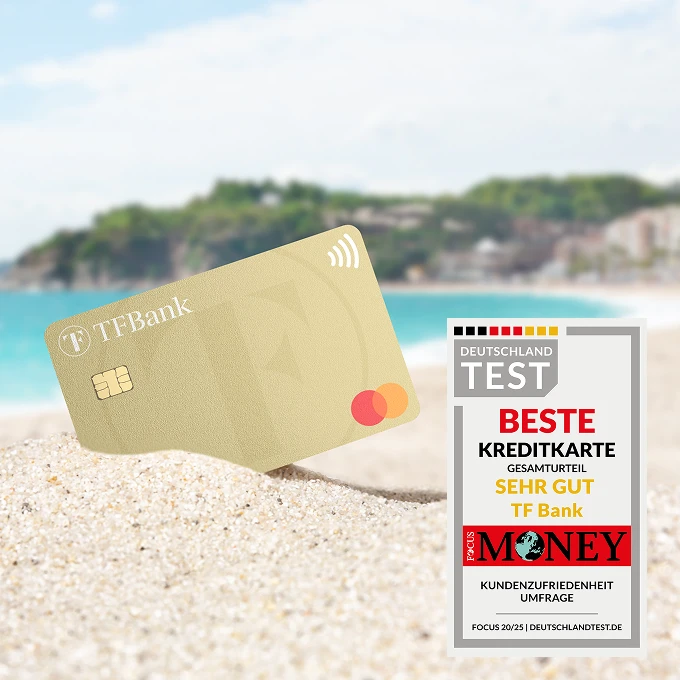 TF Mastercard Gold steckt am Strand im Sand. Daneben ist ein Siegel "Beste Kreditkarte".