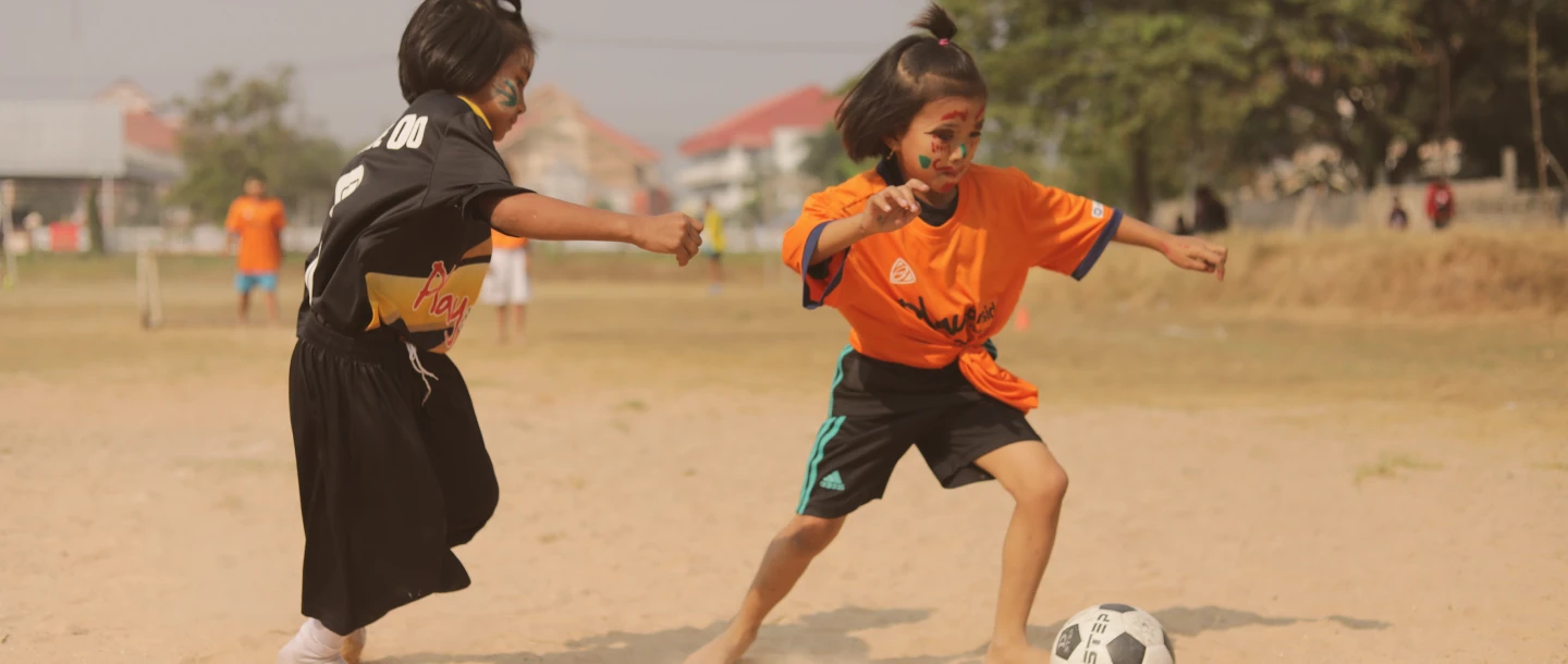 Mädchen spielen Fußball mit PlayOnside in Thailand