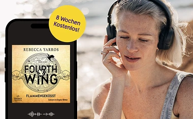 Frau trägt Kopfhörer, und hört ein Hörspiel am Strand.