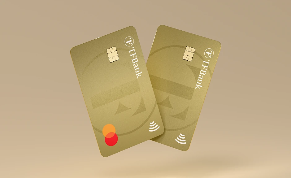2 goldene TF Mastercard Gold Kreditkarten auf goldenem Hintergrund