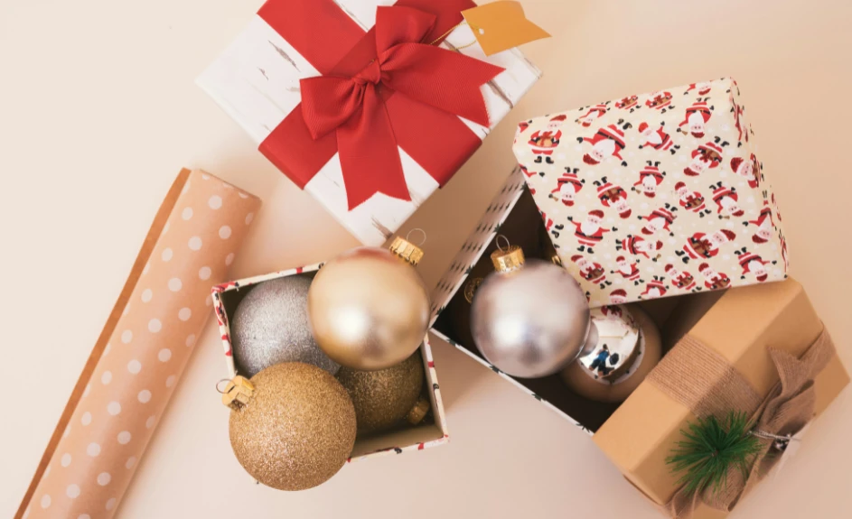 Geschenke, Weihnachtskugeln und Geschenkpapier