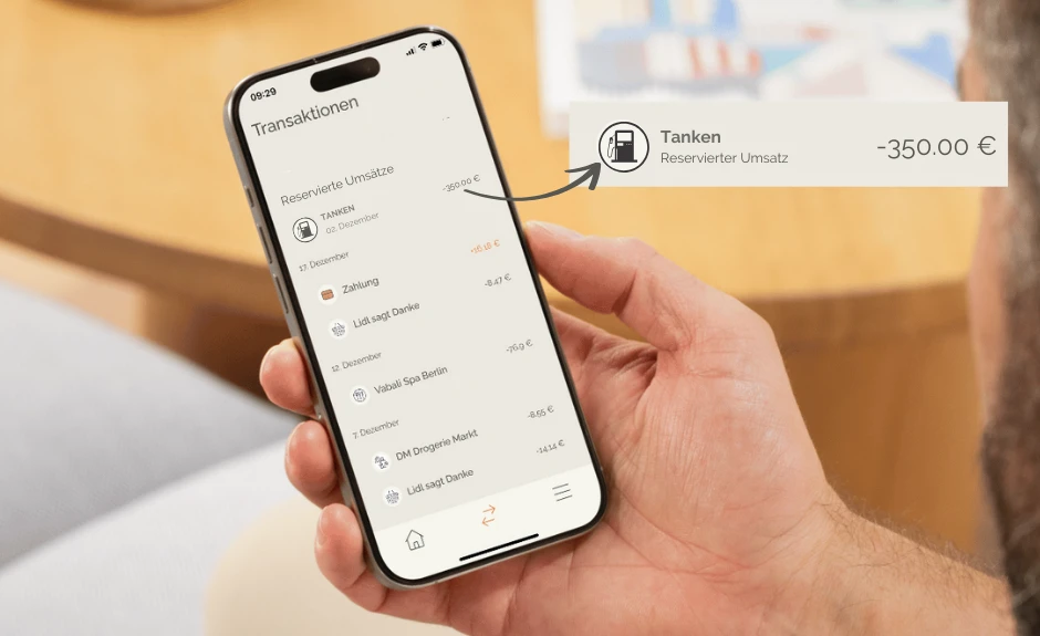 Smartphone zeigt die Transaktionen in der TF Bank Mobile App und die Abbuchung von einer Tankstelle.