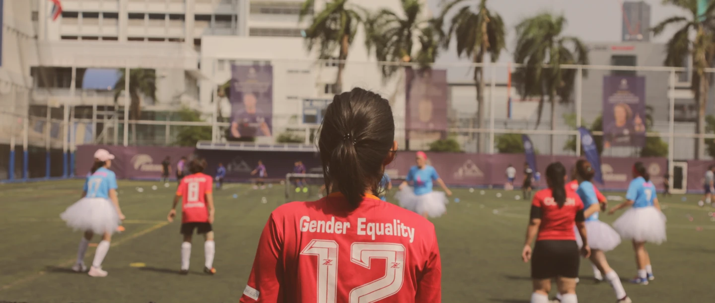 Mädchen in Gender Equality Trikots spielen Fußball 